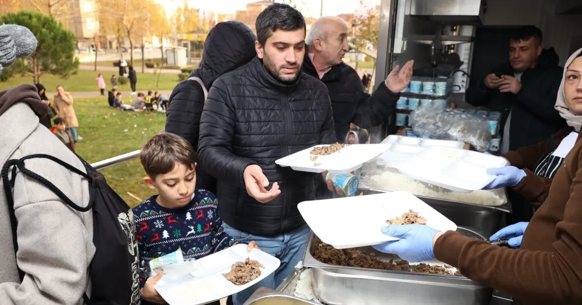 Kocaeli’den Darıca’da yemek ikramı