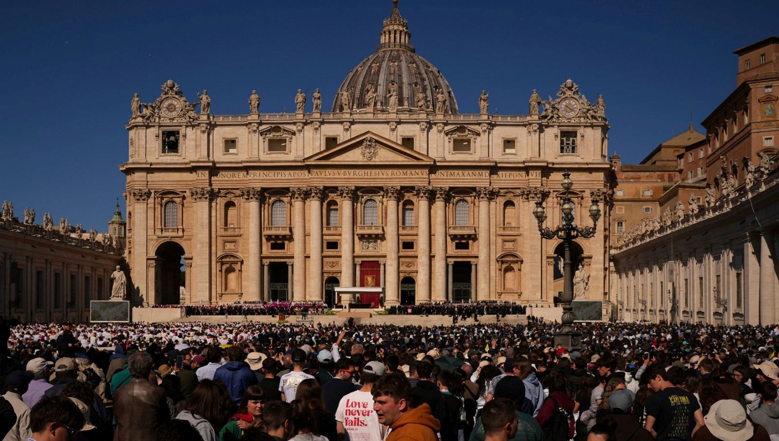Papa Francis, son yolculuğuna uğurlanıyor
